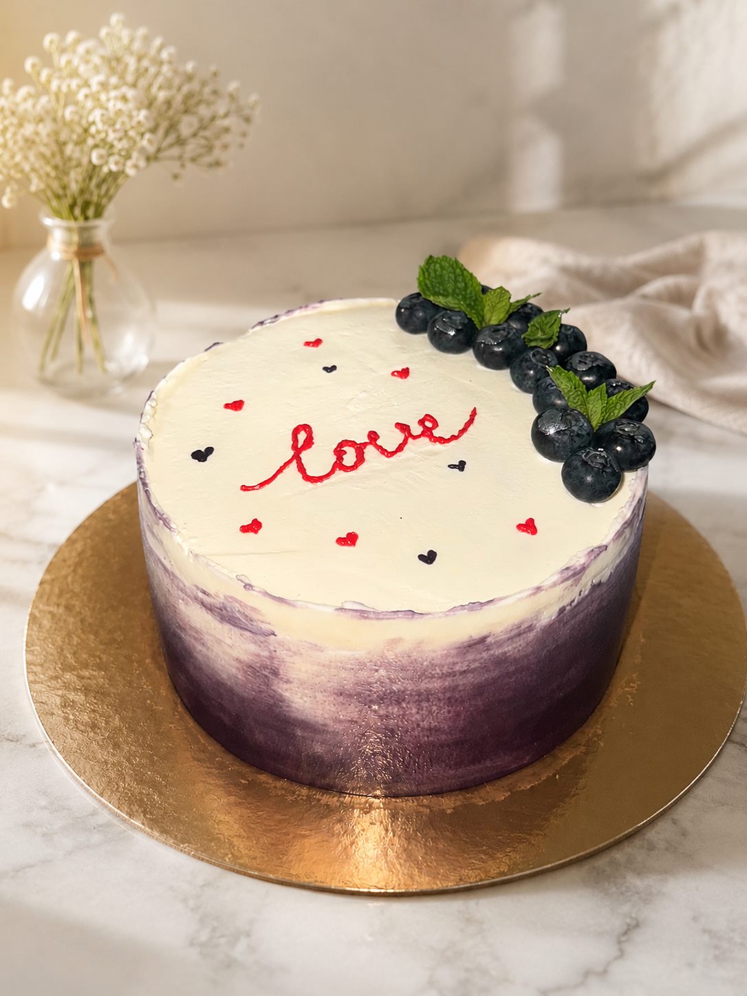 Торт с черникой, мятой и надписью love